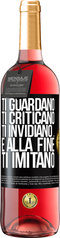 29,95 € Spedizione Gratuita | Vino rosato Edizione ROSÉ Ti guardano, ti criticano, ti invidiano ... e alla fine ti imitano Etichetta Nera. Etichetta personalizzabile Vino giovane Raccogliere 2024 Tempranillo