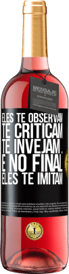 29,95 € Envio grátis | Vinho rosé Edição ROSÉ Eles te observam, te criticam, te invejam ... e no final, eles te imitam Etiqueta Preta. Etiqueta personalizável Vinho jovem Colheita 2023 Tempranillo