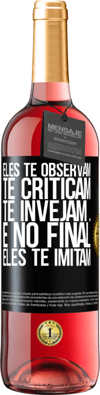 29,95 € Envio grátis | Vinho rosé Edição ROSÉ Eles te observam, te criticam, te invejam ... e no final, eles te imitam Etiqueta Preta. Etiqueta personalizável Vinho jovem Colheita 2024 Tempranillo