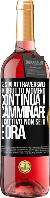 29,95 € Spedizione Gratuita | Vino rosato Edizione ROSÉ Se stai attraversando un brutto momento, continua a camminare. Il cattivo non sei tu, è ora Etichetta Nera. Etichetta personalizzabile Vino giovane Raccogliere 2024 Tempranillo