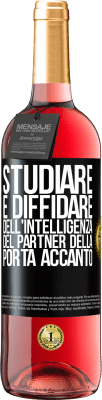 29,95 € Spedizione Gratuita | Vino rosato Edizione ROSÉ Studiare è diffidare dell'intelligenza del partner della porta accanto Etichetta Nera. Etichetta personalizzabile Vino giovane Raccogliere 2025 Tempranillo