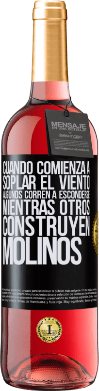 29,95 € Envío gratis | Vino Rosado Edición ROSÉ Cuando comienza a soplar el viento, algunos corren a esconderse, mientras otros construyen molinos Etiqueta Negra. Etiqueta personalizable Vino joven Cosecha 2024 Tempranillo