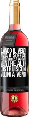 29,95 € Spedizione Gratuita | Vino rosato Edizione ROSÉ Quando il vento inizia a soffiare, alcuni corrono per nascondersi, mentre altri costruiscono mulini a vento Etichetta Nera. Etichetta personalizzabile Vino giovane Raccogliere 2024 Tempranillo