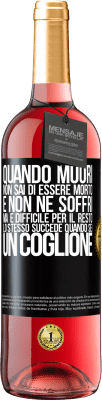 29,95 € Spedizione Gratuita | Vino rosato Edizione ROSÉ Quando muori, non sai di essere morto e non ne soffri, ma è difficile per il resto. Lo stesso succede quando sei un coglione Etichetta Nera. Etichetta personalizzabile Vino giovane Raccogliere 2024 Tempranillo