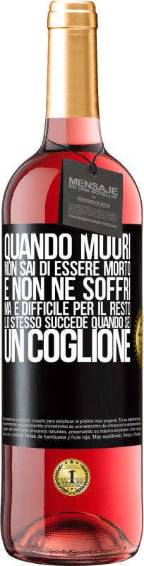 29,95 € Spedizione Gratuita | Vino rosato Edizione ROSÉ Quando muori, non sai di essere morto e non ne soffri, ma è difficile per il resto. Lo stesso succede quando sei un coglione Etichetta Nera. Etichetta personalizzabile Vino giovane Raccogliere 2024 Tempranillo