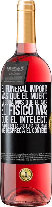 29,95 € Envío gratis | Vino Rosado Edición ROSÉ El funeral importa más que el muerto, la boda más que el amor, el físico más que el intelecto. Vivimos en la cultura del Etiqueta Negra. Etiqueta personalizable Vino joven Cosecha 2024 Tempranillo