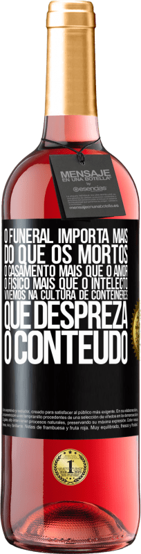 29,95 € Envio grátis | Vinho rosé Edição ROSÉ O funeral importa mais do que os mortos, o casamento mais que o amor, o físico mais que o intelecto. Vivemos na cultura de Etiqueta Preta. Etiqueta personalizável Vinho jovem Colheita 2024 Tempranillo