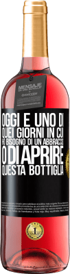 29,95 € Spedizione Gratuita | Vino rosato Edizione ROSÉ Oggi è uno di quei giorni in cui ho bisogno di un abbraccio o di aprire questa bottiglia Etichetta Nera. Etichetta personalizzabile Vino giovane Raccogliere 2024 Tempranillo