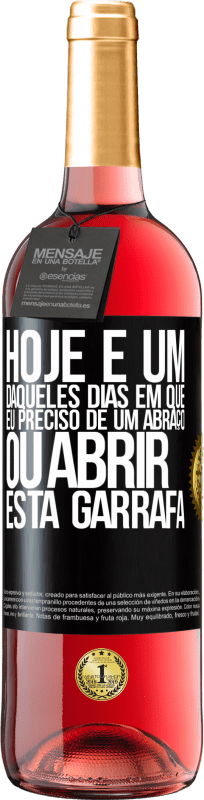 29,95 € Envio grátis | Vinho rosé Edição ROSÉ Hoje é um daqueles dias em que eu preciso de um abraço, ou abrir esta garrafa Etiqueta Preta. Etiqueta personalizável Vinho jovem Colheita 2024 Tempranillo