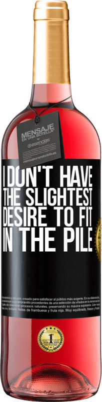 29,95 € 送料無料 | ロゼワイン ROSÉエディション 私は山に収まるようにわずかな欲求を持っていません ブラックラベル. カスタマイズ可能なラベル 若いワイン 収穫 2025 Tempranillo