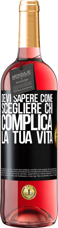 29,95 € Spedizione Gratuita | Vino rosato Edizione ROSÉ Devi sapere come scegliere chi complica la tua vita Etichetta Nera. Etichetta personalizzabile Vino giovane Raccogliere 2024 Tempranillo