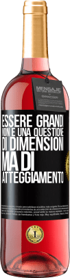 29,95 € Spedizione Gratuita | Vino rosato Edizione ROSÉ Essere grandi non è una questione di dimensioni, ma di atteggiamento Etichetta Nera. Etichetta personalizzabile Vino giovane Raccogliere 2024 Tempranillo