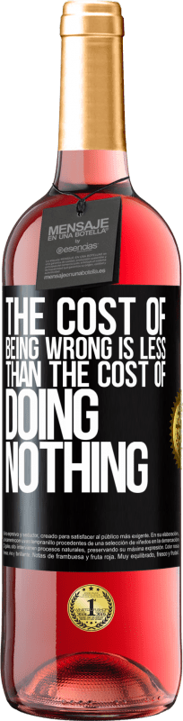 29,95 € Бесплатная доставка | Розовое вино Издание ROSÉ Стоимость того, чтобы быть неправым, меньше, чем стоимость бездействия Черная метка. Настраиваемая этикетка Молодое вино Урожай 2023 Tempranillo