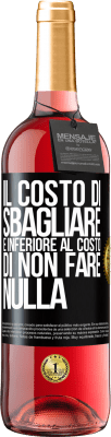 29,95 € Spedizione Gratuita | Vino rosato Edizione ROSÉ Il costo di sbagliare è inferiore al costo di non fare nulla Etichetta Nera. Etichetta personalizzabile Vino giovane Raccogliere 2024 Tempranillo