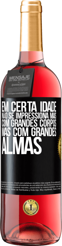 29,95 € Envio grátis | Vinho rosé Edição ROSÉ Em certa idade, não se impressiona mais com grandes corpos, mas com grandes almas Etiqueta Preta. Etiqueta personalizável Vinho jovem Colheita 2024 Tempranillo