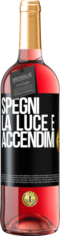 29,95 € Spedizione Gratuita | Vino rosato Edizione ROSÉ Spegni la luce e accendimi Etichetta Nera. Etichetta personalizzabile Vino giovane Raccogliere 2024 Tempranillo