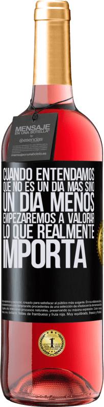 29,95 € Envío gratis | Vino Rosado Edición ROSÉ Cuando entendamos que no es un día más sino un día menos, empezaremos a valorar lo que realmente importa Etiqueta Negra. Etiqueta personalizable Vino joven Cosecha 2024 Tempranillo