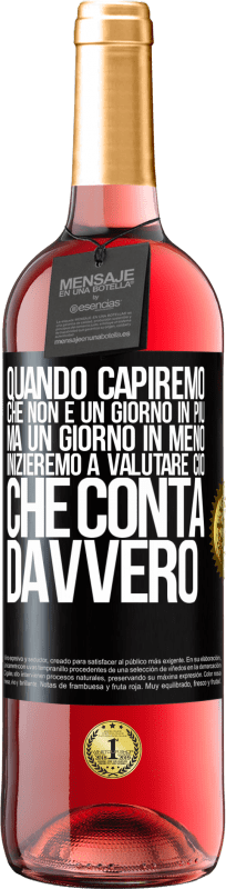 29,95 € Spedizione Gratuita | Vino rosato Edizione ROSÉ Quando capiremo che non è un giorno in più, ma un giorno in meno, inizieremo a valutare ciò che conta davvero Etichetta Nera. Etichetta personalizzabile Vino giovane Raccogliere 2024 Tempranillo