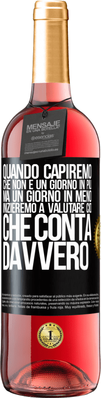 29,95 € Spedizione Gratuita | Vino rosato Edizione ROSÉ Quando capiremo che non è un giorno in più, ma un giorno in meno, inizieremo a valutare ciò che conta davvero Etichetta Nera. Etichetta personalizzabile Vino giovane Raccogliere 2025 Tempranillo