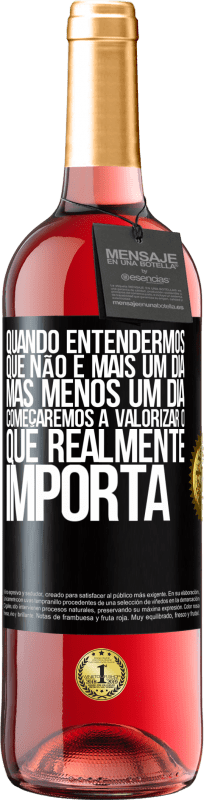 29,95 € Envio grátis | Vinho rosé Edição ROSÉ Quando entendermos que não é mais um dia, mas menos um dia, começaremos a valorizar o que realmente importa Etiqueta Preta. Etiqueta personalizável Vinho jovem Colheita 2024 Tempranillo