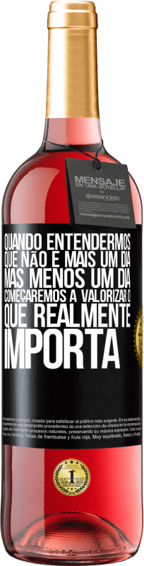 29,95 € Envio grátis | Vinho rosé Edição ROSÉ Quando entendermos que não é mais um dia, mas menos um dia, começaremos a valorizar o que realmente importa Etiqueta Preta. Etiqueta personalizável Vinho jovem Colheita 2025 Tempranillo