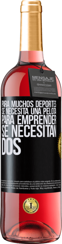 29,95 € Envío gratis | Vino Rosado Edición ROSÉ Para muchos deportes se necesita una pelota. Para emprender, se necesitan dos Etiqueta Negra. Etiqueta personalizable Vino joven Cosecha 2024 Tempranillo