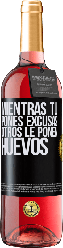 29,95 € Envío gratis | Vino Rosado Edición ROSÉ Mientras tú pones excusas, otros le ponen huevos Etiqueta Negra. Etiqueta personalizable Vino joven Cosecha 2024 Tempranillo