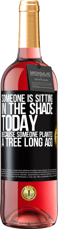 29,95 € Free Shipping | Rosé Wine ROSÉ Edition Someone is sitting in the shade today, because someone planted a tree long ago Black Label. Customizable label Young wine Harvest 2023 Tempranillo
