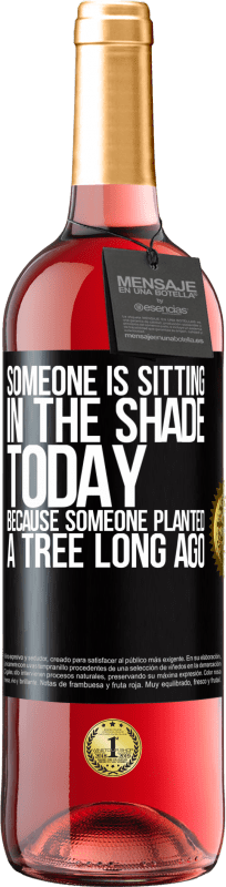 29,95 € Free Shipping | Rosé Wine ROSÉ Edition Someone is sitting in the shade today, because someone planted a tree long ago Black Label. Customizable label Young wine Harvest 2024 Tempranillo