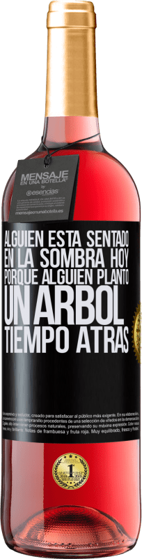 29,95 € Envío gratis | Vino Rosado Edición ROSÉ Alguien está sentado en la sombra hoy, porque alguien plantó un árbol tiempo atrás Etiqueta Negra. Etiqueta personalizable Vino joven Cosecha 2025 Tempranillo