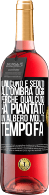 29,95 € Spedizione Gratuita | Vino rosato Edizione ROSÉ Qualcuno è seduto all'ombra oggi, perché qualcuno ha piantato un albero molto tempo fa Etichetta Nera. Etichetta personalizzabile Vino giovane Raccogliere 2023 Tempranillo