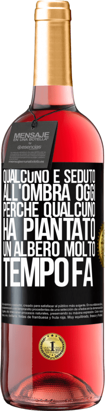 29,95 € Spedizione Gratuita | Vino rosato Edizione ROSÉ Qualcuno è seduto all'ombra oggi, perché qualcuno ha piantato un albero molto tempo fa Etichetta Nera. Etichetta personalizzabile Vino giovane Raccogliere 2025 Tempranillo