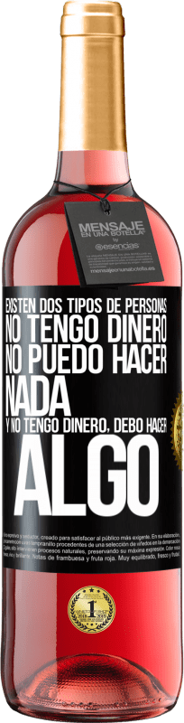 29,95 € Envío gratis | Vino Rosado Edición ROSÉ Existen dos tipos de personas. No tengo dinero, no puedo hacer nada y No tengo dinero, debo hacer algo Etiqueta Negra. Etiqueta personalizable Vino joven Cosecha 2024 Tempranillo