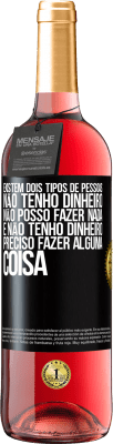 29,95 € Envio grátis | Vinho rosé Edição ROSÉ Existem dois tipos de pessoas. Não tenho dinheiro, não posso fazer nada e Não tenho dinheiro, preciso fazer alguma coisa Etiqueta Preta. Etiqueta personalizável Vinho jovem Colheita 2025 Tempranillo