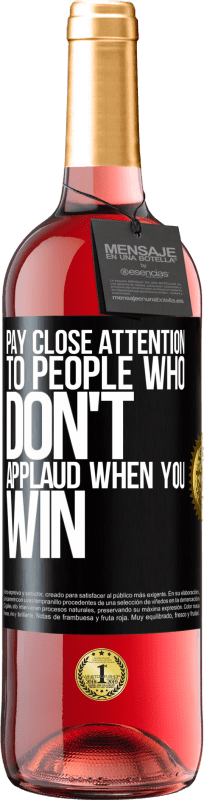 29,95 € Бесплатная доставка | Розовое вино Издание ROSÉ Обратите особое внимание на людей, которые не аплодируют, когда вы выигрываете Черная метка. Настраиваемая этикетка Молодое вино Урожай 2023 Tempranillo