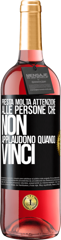 29,95 € Spedizione Gratuita | Vino rosato Edizione ROSÉ Presta molta attenzione alle persone che non applaudono quando vinci Etichetta Nera. Etichetta personalizzabile Vino giovane Raccogliere 2024 Tempranillo