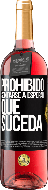 29,95 € Envío gratis | Vino Rosado Edición ROSÉ Prohibido sentarse a esperar que suceda Etiqueta Negra. Etiqueta personalizable Vino joven Cosecha 2024 Tempranillo