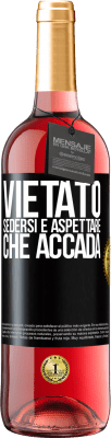 29,95 € Spedizione Gratuita | Vino rosato Edizione ROSÉ Vietato sedersi e aspettare che accada Etichetta Nera. Etichetta personalizzabile Vino giovane Raccogliere 2023 Tempranillo