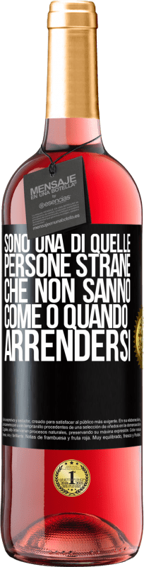 29,95 € Spedizione Gratuita | Vino rosato Edizione ROSÉ Sono una di quelle persone strane che non sanno come o quando arrendersi Etichetta Nera. Etichetta personalizzabile Vino giovane Raccogliere 2024 Tempranillo