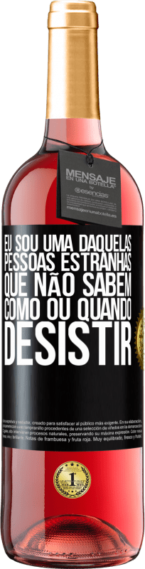 29,95 € Envio grátis | Vinho rosé Edição ROSÉ Eu sou uma daquelas pessoas estranhas que não sabem como ou quando desistir Etiqueta Preta. Etiqueta personalizável Vinho jovem Colheita 2024 Tempranillo