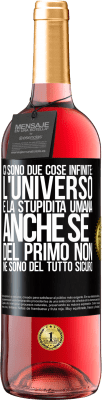 29,95 € Spedizione Gratuita | Vino rosato Edizione ROSÉ Ci sono due cose infinite: l'universo e la stupidità umana. Anche se del primo non ne sono del tutto sicuro Etichetta Nera. Etichetta personalizzabile Vino giovane Raccogliere 2024 Tempranillo