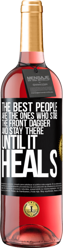 29,95 € Free Shipping | Rosé Wine ROSÉ Edition The best people are the ones who stab the front dagger and stay there until it heals Black Label. Customizable label Young wine Harvest 2024 Tempranillo