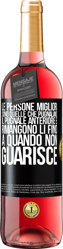 29,95 € Spedizione Gratuita | Vino rosato Edizione ROSÉ Le persone migliori sono quelle che pugnalano il pugnale anteriore e rimangono lì fino a quando non guarisce Etichetta Nera. Etichetta personalizzabile Vino giovane Raccogliere 2024 Tempranillo