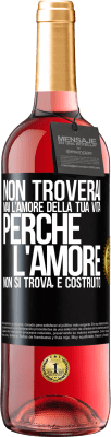 29,95 € Spedizione Gratuita | Vino rosato Edizione ROSÉ Non troverai mai l'amore della tua vita. Perché l'amore non si trova, è costruito Etichetta Nera. Etichetta personalizzabile Vino giovane Raccogliere 2024 Tempranillo