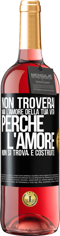 29,95 € Spedizione Gratuita | Vino rosato Edizione ROSÉ Non troverai mai l'amore della tua vita. Perché l'amore non si trova, è costruito Etichetta Nera. Etichetta personalizzabile Vino giovane Raccogliere 2024 Tempranillo