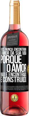 29,95 € Envio grátis | Vinho rosé Edição ROSÉ Você nunca encontrará o amor da sua vida. Porque o amor não é encontrado, é construído Etiqueta Preta. Etiqueta personalizável Vinho jovem Colheita 2024 Tempranillo