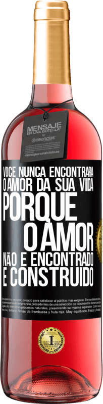 29,95 € Envio grátis | Vinho rosé Edição ROSÉ Você nunca encontrará o amor da sua vida. Porque o amor não é encontrado, é construído Etiqueta Preta. Etiqueta personalizável Vinho jovem Colheita 2024 Tempranillo