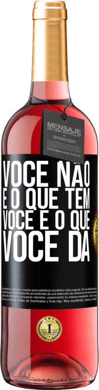 29,95 € Envio grátis | Vinho rosé Edição ROSÉ Você não é o que tem. Você é o que você dá Etiqueta Preta. Etiqueta personalizável Vinho jovem Colheita 2024 Tempranillo