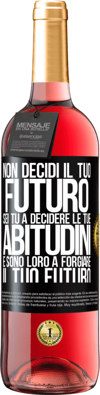 29,95 € Spedizione Gratuita | Vino rosato Edizione ROSÉ Non decidi il tuo futuro. Sei tu a decidere le tue abitudini e sono loro a forgiare il tuo futuro Etichetta Nera. Etichetta personalizzabile Vino giovane Raccogliere 2024 Tempranillo