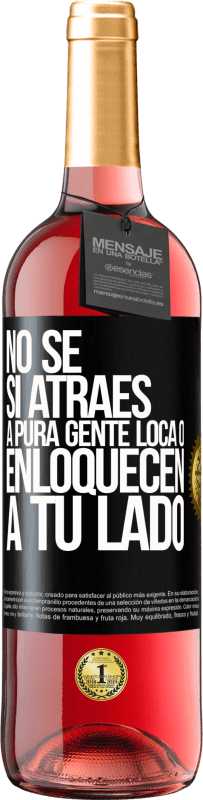 29,95 € Envío gratis | Vino Rosado Edición ROSÉ No se si atraes a pura gente loca, o enloquecen a tu lado Etiqueta Negra. Etiqueta personalizable Vino joven Cosecha 2024 Tempranillo